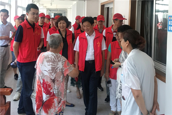 城投集團(tuán)開(kāi)展“傳承紅色基因，敬老愛(ài)幼先行” 現(xiàn)場(chǎng)獻(xiàn)愛(ài)心活動(dòng)