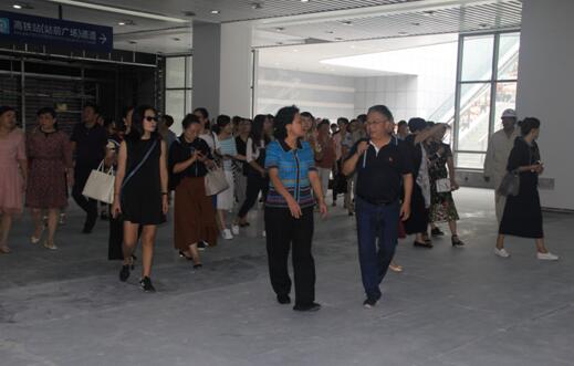 喜迎十九大，身邊看變化——我市干部賢內(nèi)助、鄉(xiāng)鎮(zhèn)街道負(fù)責(zé)人參觀高鐵商務(wù)區(qū)