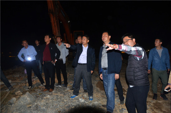 搶抓晴好天氣，24小時(shí)不間斷作業(yè)