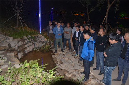 搶抓晴好天氣，24小時(shí)不間斷作業(yè)