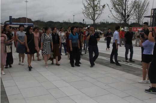 喜迎十九大，身邊看變化——我市干部賢內(nèi)助、鄉(xiāng)鎮(zhèn)街道負(fù)責(zé)人參觀高鐵商務(wù)區(qū)