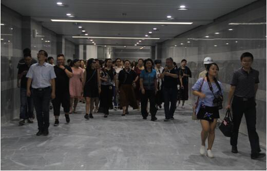 喜迎十九大，身邊看變化——我市干部賢內(nèi)助、鄉(xiāng)鎮(zhèn)街道負(fù)責(zé)人參觀高鐵商務(wù)區(qū)