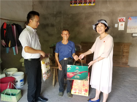 中秋佳節(jié)到 慰問(wèn)進(jìn)家門(mén)——市城投集團(tuán)領(lǐng)導(dǎo)走訪慰問(wèn)貧困戶