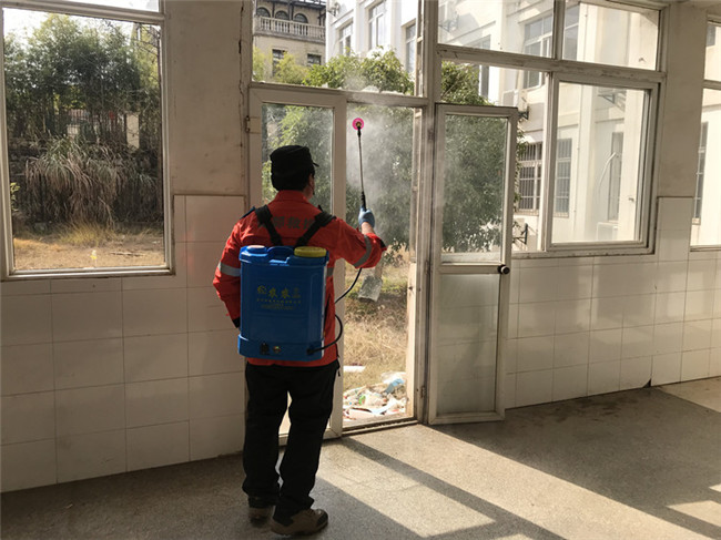 市城投集團聯(lián)合紅十字會對項目工地進(jìn)行消殺作業(yè)