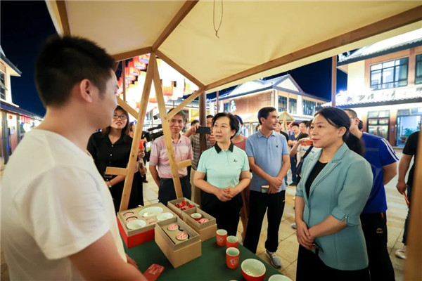 胡雪梅調研文旅夜經濟消費新業(yè)態(tài)發(fā)展情況