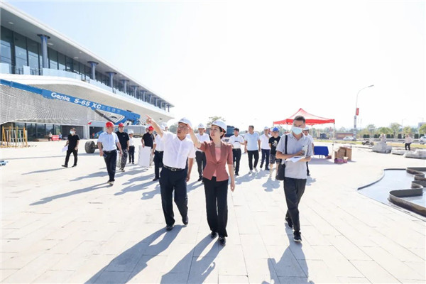 胡雪梅調(diào)研國慶期間不停工重點項目、商貿(mào)旅游消費工作