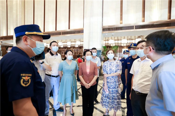 胡雪梅調(diào)研國慶期間不停工重點項目、商貿(mào)旅游消費工作